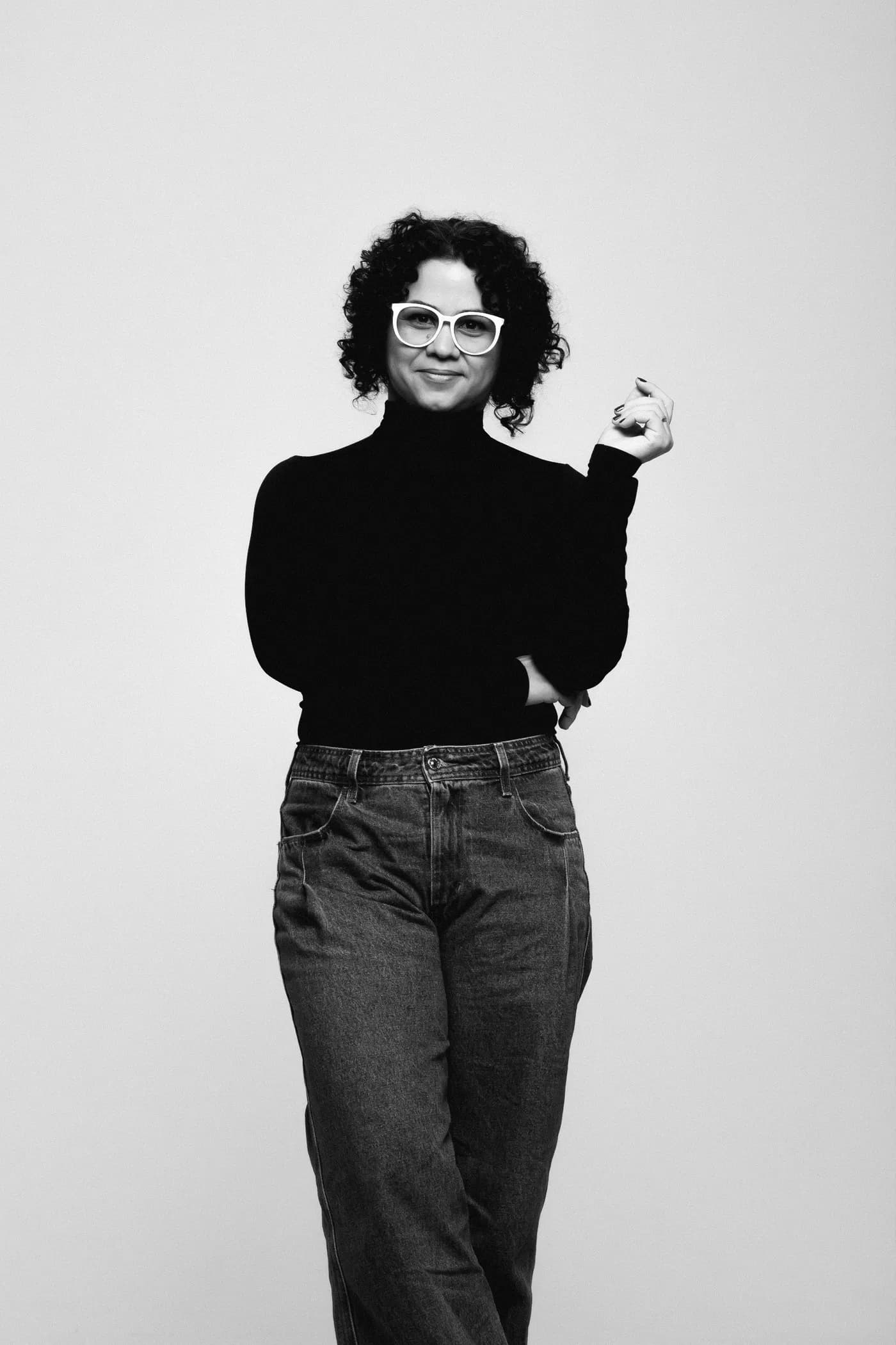 Fernanda Lira em pé, em foto em preto e branco